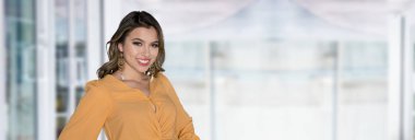 mutlu, genç, güzel bir kadın portresi