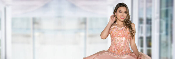 Испанская девочка-подросток в платье от Кинсэнеры для вечеринки
