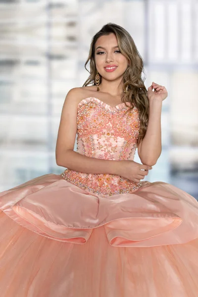 Hiszpanin Teen Dziewczyna Sukience Quinceanera Dla Jej Partii — Zdjęcie stockowe
