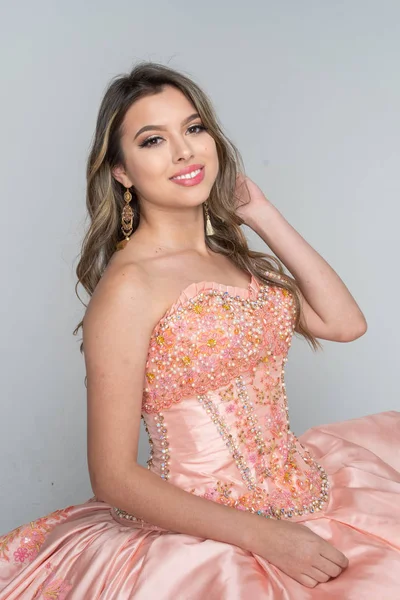 Menina Adolescente Hispânica Vestindo Vestido Quinceanera Para Sua Festa — Fotografia de Stock