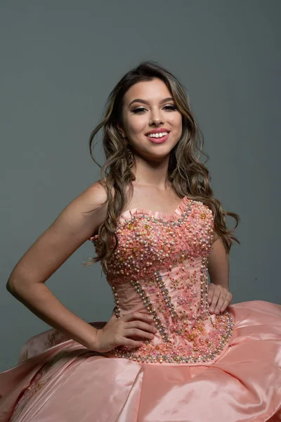 Menina Adolescente Hispânica Vestindo Vestido Quinceanera Para Sua Festa — Fotografia de Stock
