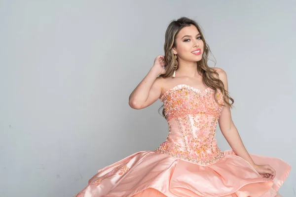 Hispanisches Teenie Mädchen Trägt Für Ihre Party Ein Quinceanera Kleid — Stockfoto