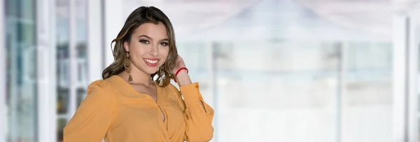 Retrato Uma Jovem Mulher Bonita Feliz — Fotografia de Stock