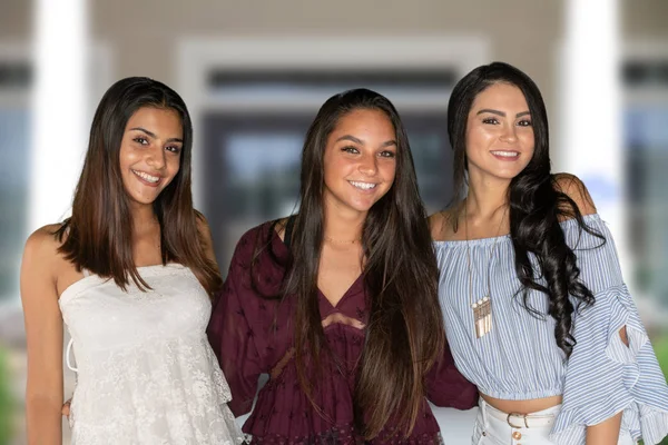 Grupo Três Felizes Amigos Adolescentes Hispânicos — Fotografia de Stock