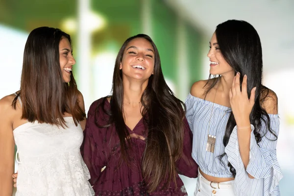 Grupo Três Felizes Amigos Adolescentes Hispânicos — Fotografia de Stock