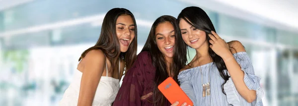 Grupo Três Felizes Amigos Adolescentes Hispânicos — Fotografia de Stock