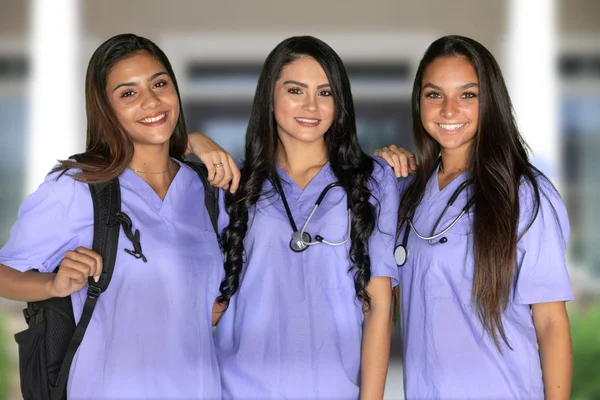 Tres Felices Estudiantes Enfermería Hispana Escuela —  Fotos de Stock