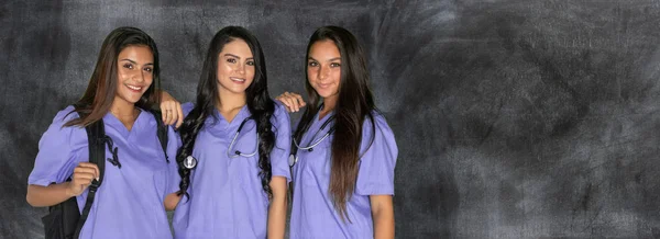Tři Studenti Rád Hispánské Ošetřovatelství Škole — Stock fotografie