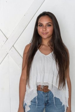 Stüdyoda mutlu gülümseyen azınlık teen model poz