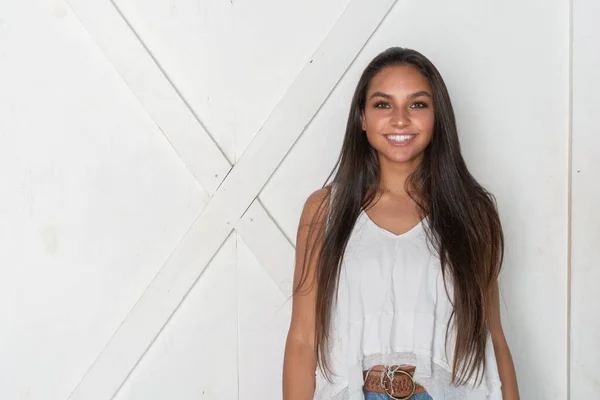 Szczęśliwy Uśmiechający Się Mniejszości Nastolatka Modelu Pozowanie Studio — Zdjęcie stockowe