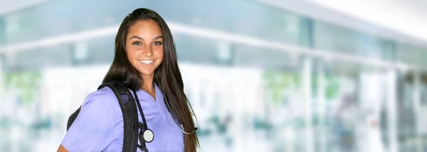 Glücklich Minderheit Weibliche Krankenschwester Arbeiten Krankenhaus — Stockfoto