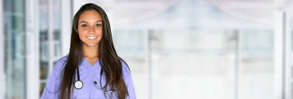 Enfermeira Minoritária Feliz Trabalhando Hospital — Fotografia de Stock