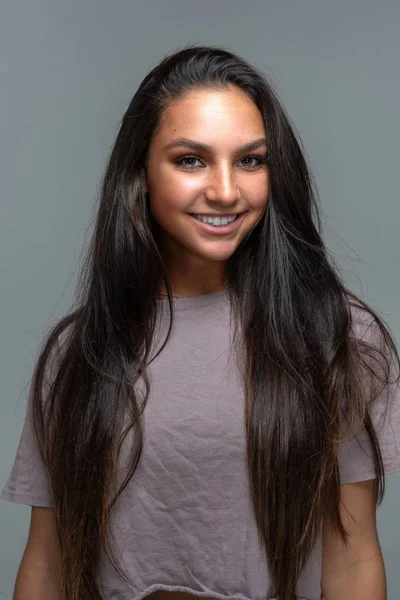 Feliz Sonriente Minoría Adolescente Modelo Posando Estudio — Foto de Stock