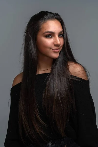 Lyckligt Leende Minoritet Tonåring Modell Poserar Studion — Stockfoto