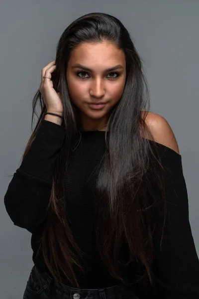 Feliz Sonriente Minoría Adolescente Modelo Posando Estudio — Foto de Stock