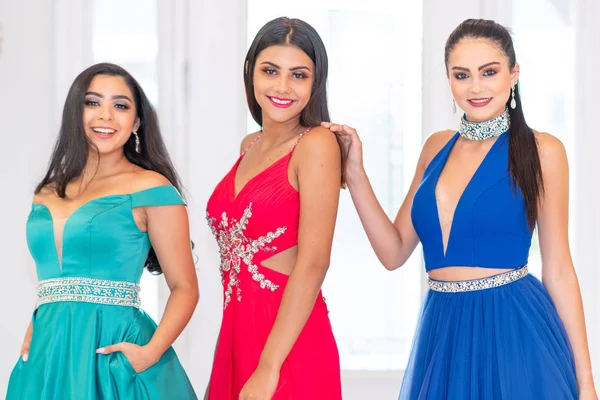 Three Hispanic Teen Friends Going Prom — Stock Photo, Image