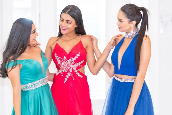 Tres Amigas Adolescentes Hispanas Yendo Graduación —  Fotos de Stock