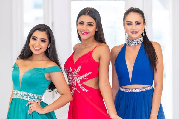 Tres Amigas Adolescentes Hispanas Yendo Graduación — Foto de Stock