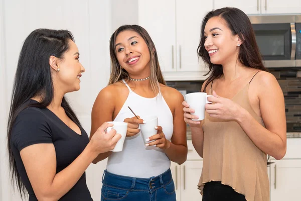 Tres Madres Juntas Una Cocina Hablando Vida —  Fotos de Stock