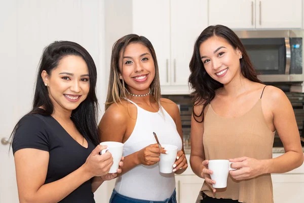 Trois Mères Ensemble Dans Une Cuisine Parlant Vie — Photo