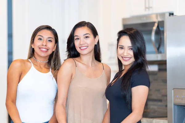 Três Mães Juntas Uma Cozinha Falando Sobre Vida — Fotografia de Stock