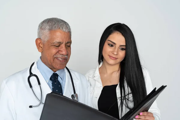 Indický lékař s pacientem na bílém pozadí — Stock fotografie
