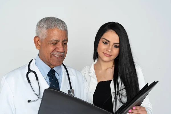 Médico indio con paciente sobre fondo blanco —  Fotos de Stock