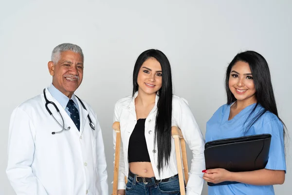 Läkare och sjuksköterska med patient på vit bakgrund — Stockfoto