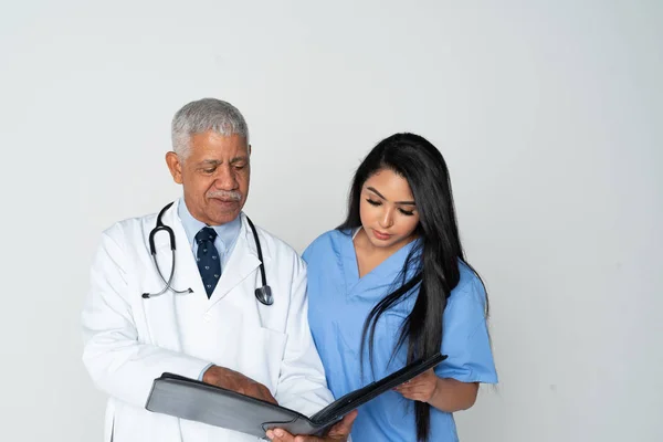 Médico y enfermera sobre fondo blanco —  Fotos de Stock