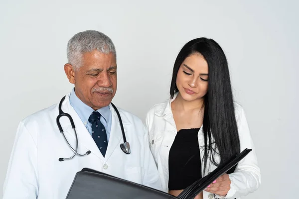 Индийский доктор с пациентом на белом фоне — стоковое фото