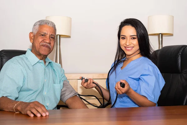 Home Cuidado de la salud Enfermera Asistencia al paciente anciano — Foto de Stock