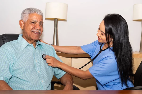 Krankenschwester zu Hause hilft älteren Patienten — Stockfoto