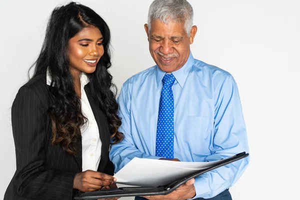Indiase zakenvrouw en man op het werk — Stockfoto