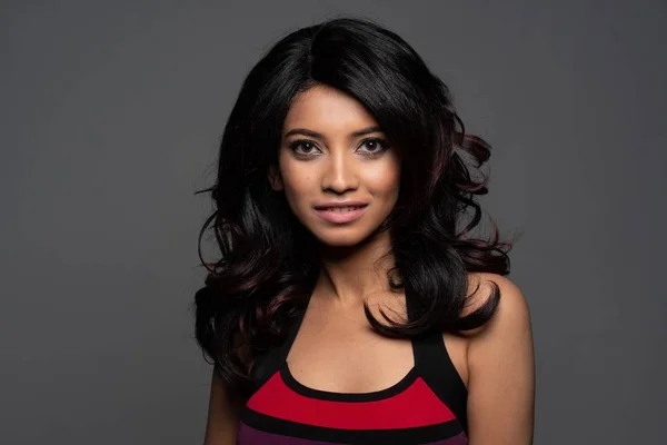 Retrato de mujer india con vestido colorido — Foto de Stock