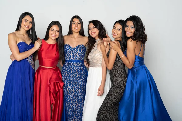Groep tiener meisjes gaan naar prom Dance — Stockfoto