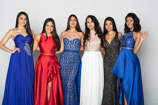 Группа девочек-подростков, идущих на бал
