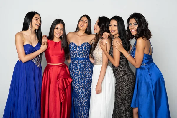 Csoport Teen Girls megy Prom Dance — Stock Fotó