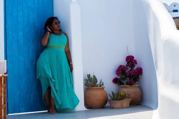 Женщина в отпуске в Санторини — стоковое фото