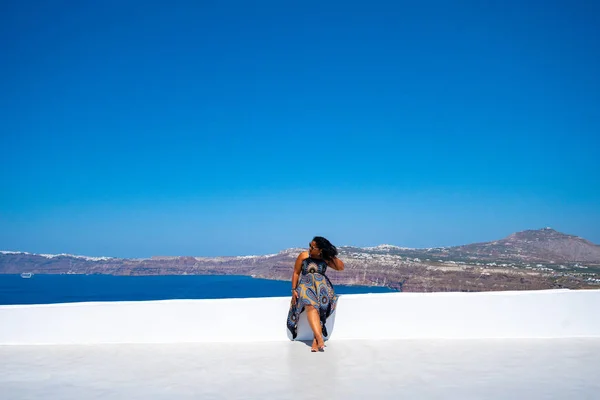 Frau im Urlaub in Santorini — Stockfoto