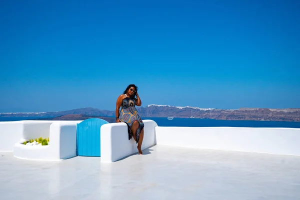Frau im Urlaub in Santorini — Stockfoto
