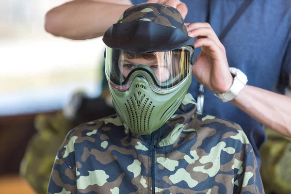 Kamuflaj Çocukta Bir Paintball Silahı Bir Yandan Koruyucu Kask Grup — Stok fotoğraf