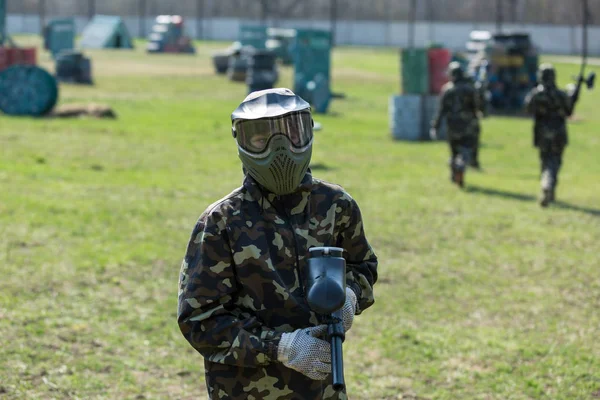 Garçon Dans Camouflage Tient Pistolet Paintball Dans Une Main Casque — Photo