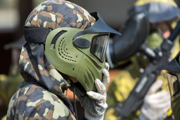 Joueurs Paintball Uniforme Camouflage Masque Protection Avec Arme Feu Sur — Photo