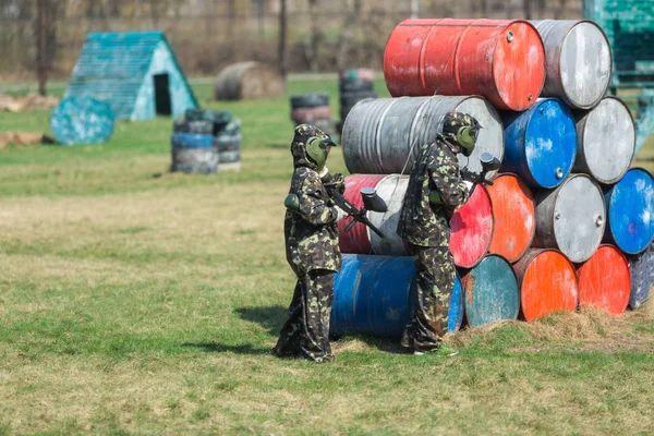 Paintball Zawodników Kamuflażu Jednolite Ochronne Maski Pistoletu Polu Strzelać Wrogów — Zdjęcie stockowe