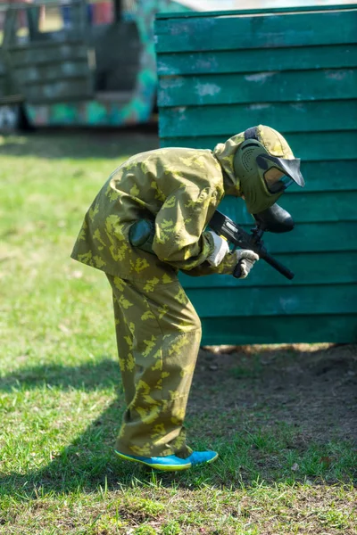 Jogadores Paintball Uniforme Camuflagem Máscara Protetora Com Arma Campo Atirar — Fotografia de Stock