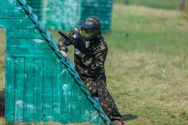 Paintball Zawodników Kamuflażu Jednolite Ochronne Maski Pistoletu Polu Strzelać Wrogów — Zdjęcie stockowe