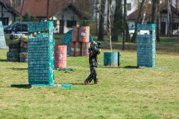 Paintballspieler Tarnuniform Und Schutzmaske Mit Gewehr Auf Dem Feld Schießen — Stockfoto