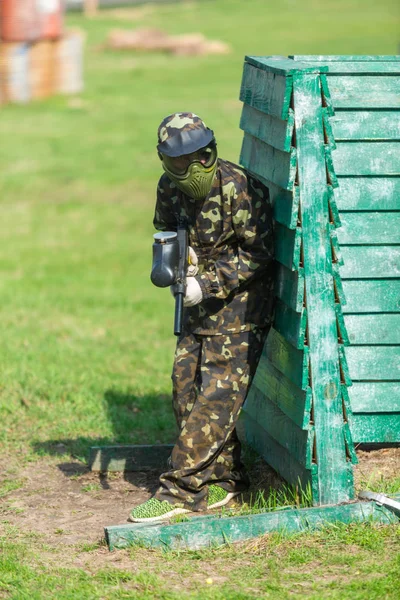 Joueurs Paintball Uniforme Camouflage Masque Protection Avec Arme Feu Sur — Photo