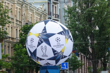 Kiev / Ukrayna - 19 Mayıs 2018: resmi Adidas topu yükleme Kiev sokaklarda Uefa final logosu ile. Kiev bölgesine hoşgeldin! Hoşgeldiniz son 2018! Ukrayna'da çok popüler futbolcu