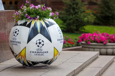 Kiev / Ukrayna - 19 Mayıs 2018: resmi Adidas topu yükleme Kiev sokaklarda Uefa final logosu ile. Kiev bölgesine hoşgeldin! Hoşgeldiniz son 2018! Ukrayna'da çok popüler futbolcu